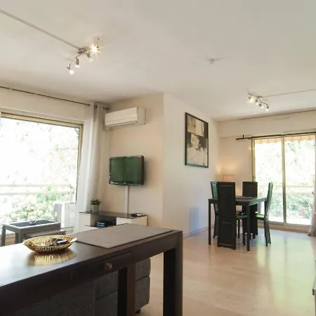 Elegant W/2 Terraces/mins To & Shops Apartment