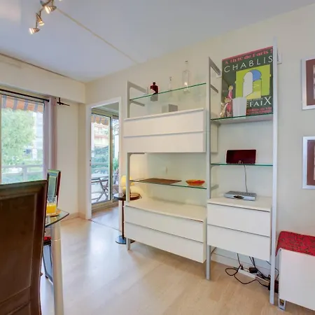 Apartment Elegant W/2 Terraces/mins To & Shops *